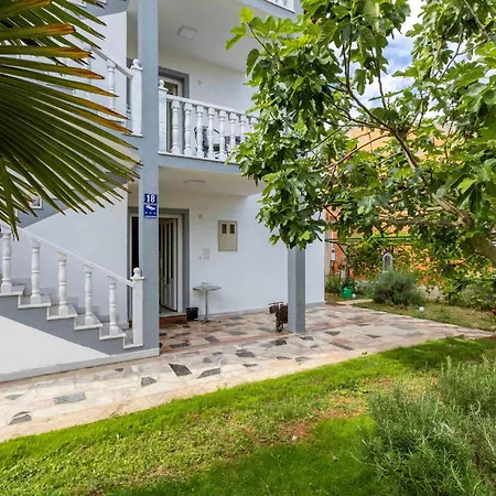 1 Bedroom Awesome In Marsici Sveti Vid-Miholjice